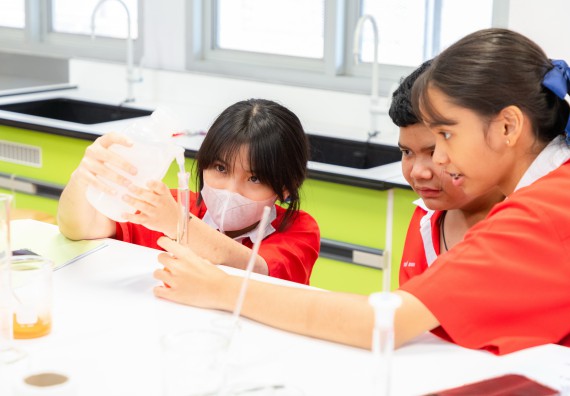 คณะวิทยาศาสตร์และเทคโนโลยี มหาวิทยาลัยราชภัฏกำแพงเพชร ร่วมกับกลุ่มสาระการเรียนรู้วิทยาศาสตร์และเทคโนโลยี โรงเรียนกำแพงเพชรพิทยาคม จัดกิจกรรมค่ายวิทยาศาสตร์นักเรียนห้องเรียนพิเศษวิทยาศาสตร์ ระดับชั้นมัธยมศึกษาปีที่ 2