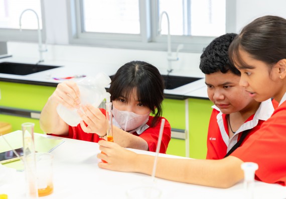 คณะวิทยาศาสตร์และเทคโนโลยี มหาวิทยาลัยราชภัฏกำแพงเพชร ร่วมกับกลุ่มสาระการเรียนรู้วิทยาศาสตร์และเทคโนโลยี โรงเรียนกำแพงเพชรพิทยาคม จัดกิจกรรมค่ายวิทยาศาสตร์นักเรียนห้องเรียนพิเศษวิทยาศาสตร์ ระดับชั้นมัธยมศึกษาปีที่ 2