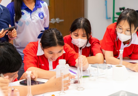 คณะวิทยาศาสตร์และเทคโนโลยี มหาวิทยาลัยราชภัฏกำแพงเพชร ร่วมกับกลุ่มสาระการเรียนรู้วิทยาศาสตร์และเทคโนโลยี โรงเรียนกำแพงเพชรพิทยาคม จัดกิจกรรมค่ายวิทยาศาสตร์นักเรียนห้องเรียนพิเศษวิทยาศาสตร์ ระดับชั้นมัธยมศึกษาปีที่ 2