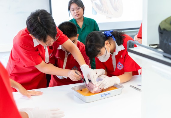 คณะวิทยาศาสตร์และเทคโนโลยี มหาวิทยาลัยราชภัฏกำแพงเพชร ร่วมกับกลุ่มสาระการเรียนรู้วิทยาศาสตร์และเทคโนโลยี โรงเรียนกำแพงเพชรพิทยาคม จัดกิจกรรมค่ายวิทยาศาสตร์นักเรียนห้องเรียนพิเศษวิทยาศาสตร์ ระดับชั้นมัธยมศึกษาปีที่ 2