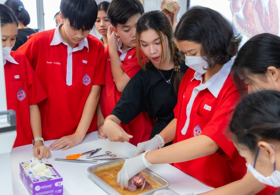 คณะวิทยาศาสตร์และเทคโนโลยี มหาวิทยาลัยราชภัฏกำแพงเพชร ร่วมกับกลุ่มสาระการเรียนรู้วิทยาศาสตร์และเทคโนโลยี โรงเรียนกำแพงเพชรพิทยาคม จัดกิจกรรมค่ายวิทยาศาสตร์นักเรียนห้องเรียนพิเศษวิทยาศาสตร์ ระดับชั้นมัธยมศึกษาปีที่ 2