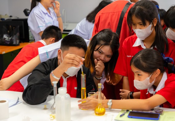 คณะวิทยาศาสตร์และเทคโนโลยี มหาวิทยาลัยราชภัฏกำแพงเพชร ร่วมกับกลุ่มสาระการเรียนรู้วิทยาศาสตร์และเทคโนโลยี โรงเรียนกำแพงเพชรพิทยาคม จัดกิจกรรมค่ายวิทยาศาสตร์นักเรียนห้องเรียนพิเศษวิทยาศาสตร์ ระดับชั้นมัธยมศึกษาปีที่ 2