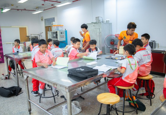 ภาพกิจกรรม  คณะวิทยาศาสตร์และเทคโนโลยี มหาวิทยาลัยราชภัฏกำแพงเพชร ร่วมกับโรงเรียนอนุบาลกำแพงเพชร จัดโครงการฝึกทักษะเพื่อพัฒนาอัจฉริยภาพวิทยาศาสตร์ กิจกรรมค่าย STEM ศึกษา