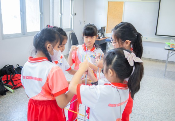 ภาพกิจกรรม  คณะวิทยาศาสตร์และเทคโนโลยี มหาวิทยาลัยราชภัฏกำแพงเพชร ร่วมกับโรงเรียนอนุบาลกำแพงเพชร จัดโครงการฝึกทักษะเพื่อพัฒนาอัจฉริยภาพวิทยาศาสตร์ กิจกรรมค่าย STEM ศึกษา