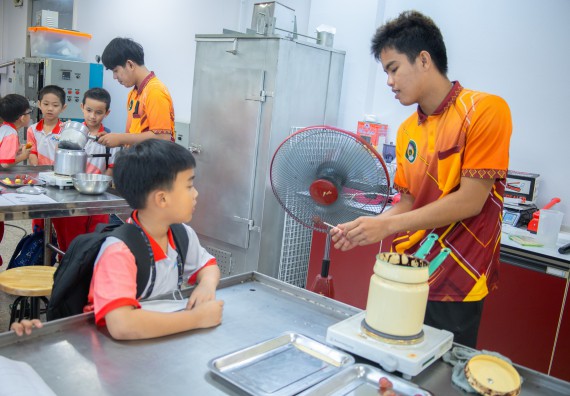 ภาพกิจกรรม  คณะวิทยาศาสตร์และเทคโนโลยี มหาวิทยาลัยราชภัฏกำแพงเพชร ร่วมกับโรงเรียนอนุบาลกำแพงเพชร จัดโครงการฝึกทักษะเพื่อพัฒนาอัจฉริยภาพวิทยาศาสตร์ กิจกรรมค่าย STEM ศึกษา