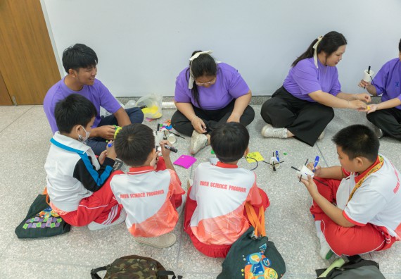 ภาพกิจกรรม  คณะวิทยาศาสตร์และเทคโนโลยี มหาวิทยาลัยราชภัฏกำแพงเพชร ร่วมกับโรงเรียนอนุบาลกำแพงเพชร จัดโครงการฝึกทักษะเพื่อพัฒนาอัจฉริยภาพวิทยาศาสตร์ กิจกรรมค่าย STEM ศึกษา