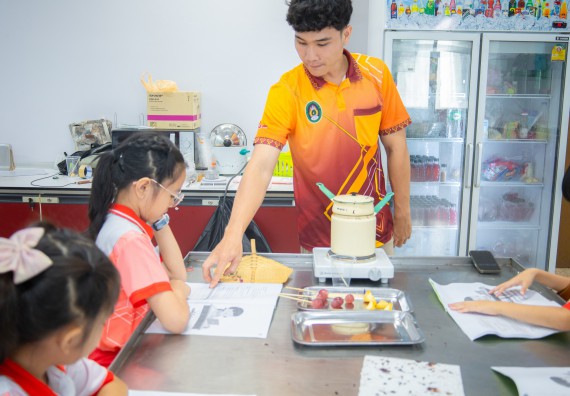 ภาพกิจกรรม  คณะวิทยาศาสตร์และเทคโนโลยี มหาวิทยาลัยราชภัฏกำแพงเพชร ร่วมกับโรงเรียนอนุบาลกำแพงเพชร จัดโครงการฝึกทักษะเพื่อพัฒนาอัจฉริยภาพวิทยาศาสตร์ กิจกรรมค่าย STEM ศึกษา