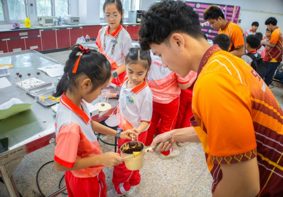 ภาพกิจกรรม  คณะวิทยาศาสตร์และเทคโนโลยี มหาวิทยาลัยราชภัฏกำแพงเพชร ร่วมกับโรงเรียนอนุบาลกำแพงเพชร จัดโครงการฝึกทักษะเพื่อพัฒนาอัจฉริยภาพวิทยาศาสตร์ กิจกรรมค่าย STEM ศึกษา