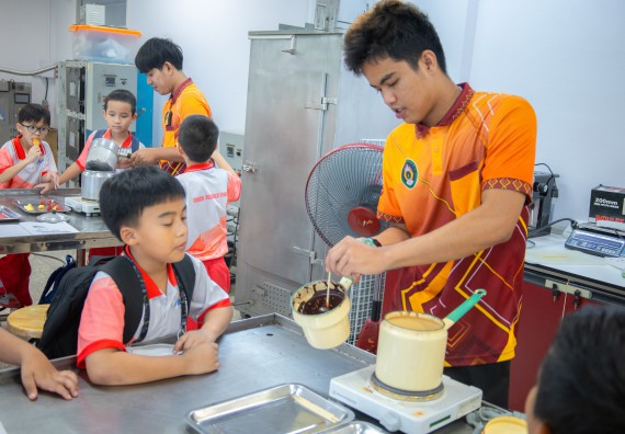 ภาพกิจกรรม  คณะวิทยาศาสตร์และเทคโนโลยี มหาวิทยาลัยราชภัฏกำแพงเพชร ร่วมกับโรงเรียนอนุบาลกำแพงเพชร จัดโครงการฝึกทักษะเพื่อพัฒนาอัจฉริยภาพวิทยาศาสตร์ กิจกรรมค่าย STEM ศึกษา