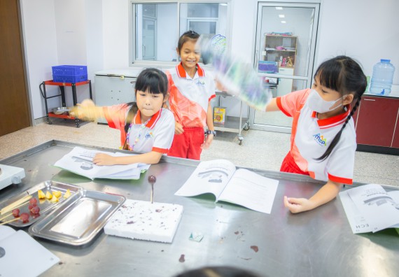 ภาพกิจกรรม  คณะวิทยาศาสตร์และเทคโนโลยี มหาวิทยาลัยราชภัฏกำแพงเพชร ร่วมกับโรงเรียนอนุบาลกำแพงเพชร จัดโครงการฝึกทักษะเพื่อพัฒนาอัจฉริยภาพวิทยาศาสตร์ กิจกรรมค่าย STEM ศึกษา