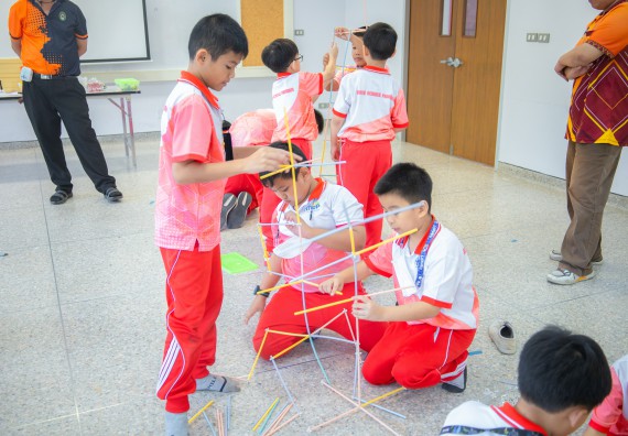 ภาพกิจกรรม  คณะวิทยาศาสตร์และเทคโนโลยี มหาวิทยาลัยราชภัฏกำแพงเพชร ร่วมกับโรงเรียนอนุบาลกำแพงเพชร จัดโครงการฝึกทักษะเพื่อพัฒนาอัจฉริยภาพวิทยาศาสตร์ กิจกรรมค่าย STEM ศึกษา