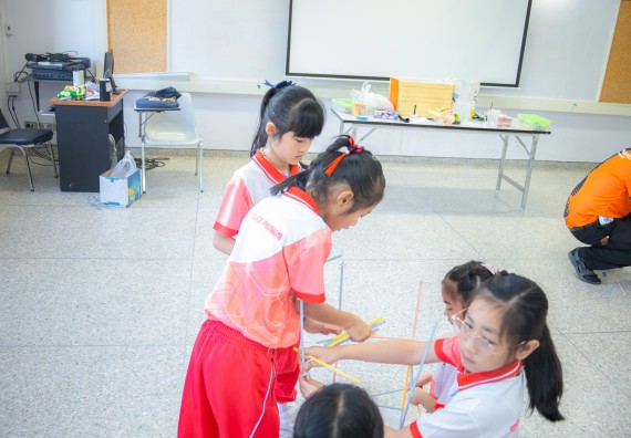 ภาพกิจกรรม  คณะวิทยาศาสตร์และเทคโนโลยี มหาวิทยาลัยราชภัฏกำแพงเพชร ร่วมกับโรงเรียนอนุบาลกำแพงเพชร จัดโครงการฝึกทักษะเพื่อพัฒนาอัจฉริยภาพวิทยาศาสตร์ กิจกรรมค่าย STEM ศึกษา