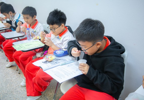 ภาพกิจกรรม  คณะวิทยาศาสตร์และเทคโนโลยี มหาวิทยาลัยราชภัฏกำแพงเพชร ร่วมกับโรงเรียนอนุบาลกำแพงเพชร จัดโครงการฝึกทักษะเพื่อพัฒนาอัจฉริยภาพวิทยาศาสตร์ กิจกรรมค่าย STEM ศึกษา