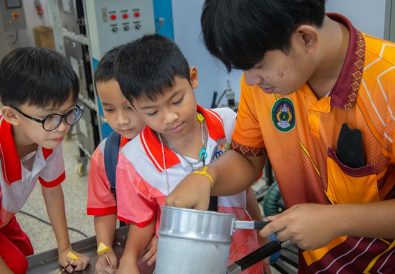 ภาพกิจกรรม  คณะวิทยาศาสตร์และเทคโนโลยี มหาวิทยาลัยราชภัฏกำแพงเพชร ร่วมกับโรงเรียนอนุบาลกำแพงเพชร จัดโครงการฝึกทักษะเพื่อพัฒนาอัจฉริยภาพวิทยาศาสตร์ กิจกรรมค่าย STEM ศึกษา