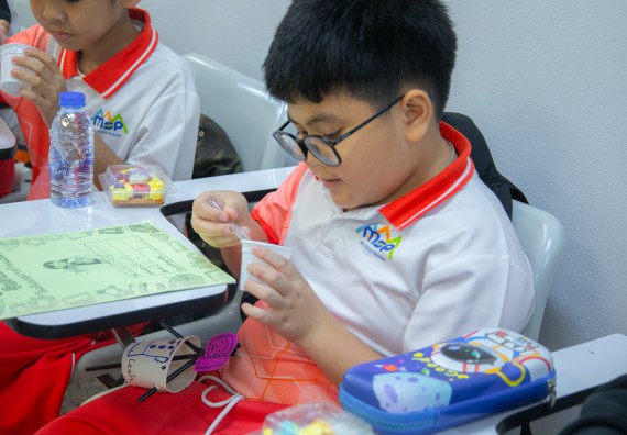 ภาพกิจกรรม  คณะวิทยาศาสตร์และเทคโนโลยี มหาวิทยาลัยราชภัฏกำแพงเพชร ร่วมกับโรงเรียนอนุบาลกำแพงเพชร จัดโครงการฝึกทักษะเพื่อพัฒนาอัจฉริยภาพวิทยาศาสตร์ กิจกรรมค่าย STEM ศึกษา