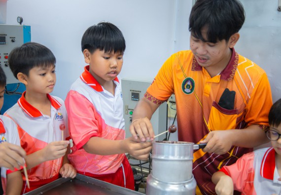 ภาพกิจกรรม  คณะวิทยาศาสตร์และเทคโนโลยี มหาวิทยาลัยราชภัฏกำแพงเพชร ร่วมกับโรงเรียนอนุบาลกำแพงเพชร จัดโครงการฝึกทักษะเพื่อพัฒนาอัจฉริยภาพวิทยาศาสตร์ กิจกรรมค่าย STEM ศึกษา