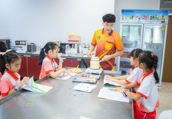 ภาพกิจกรรม  คณะวิทยาศาสตร์และเทคโนโลยี มหาวิทยาลัยราชภัฏกำแพงเพชร ร่วมกับโรงเรียนอนุบาลกำแพงเพชร จัดโครงการฝึกทักษะเพื่อพัฒนาอัจฉริยภาพวิทยาศาสตร์ กิจกรรมค่าย STEM ศึกษา