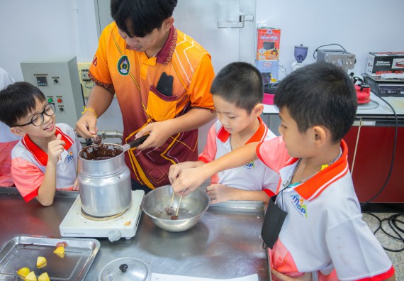 ภาพกิจกรรม  คณะวิทยาศาสตร์และเทคโนโลยี มหาวิทยาลัยราชภัฏกำแพงเพชร ร่วมกับโรงเรียนอนุบาลกำแพงเพชร จัดโครงการฝึกทักษะเพื่อพัฒนาอัจฉริยภาพวิทยาศาสตร์ กิจกรรมค่าย STEM ศึกษา