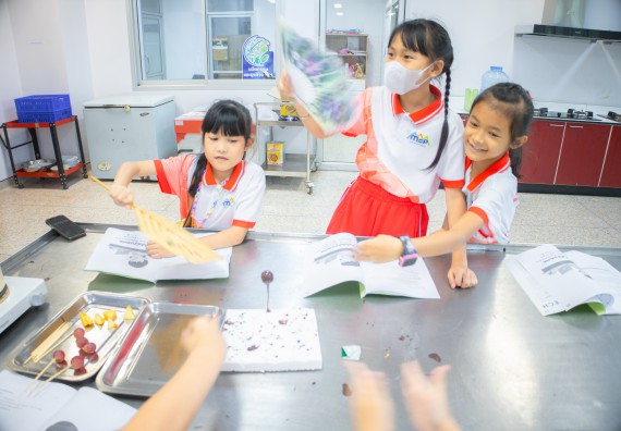 ภาพกิจกรรม  คณะวิทยาศาสตร์และเทคโนโลยี มหาวิทยาลัยราชภัฏกำแพงเพชร ร่วมกับโรงเรียนอนุบาลกำแพงเพชร จัดโครงการฝึกทักษะเพื่อพัฒนาอัจฉริยภาพวิทยาศาสตร์ กิจกรรมค่าย STEM ศึกษา