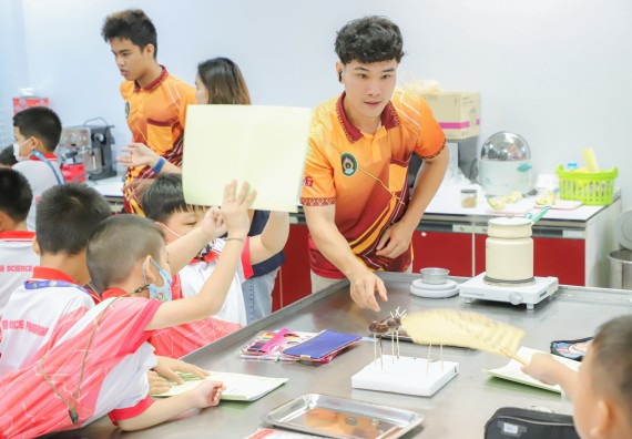 ภาพกิจกรรม  คณะวิทยาศาสตร์และเทคโนโลยี มหาวิทยาลัยราชภัฏกำแพงเพชร ร่วมกับโรงเรียนอนุบาลกำแพงเพชร จัดโครงการฝึกทักษะเพื่อพัฒนาอัจฉริยภาพวิทยาศาสตร์ กิจกรรมค่าย STEM ศึกษา