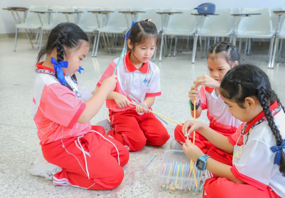 ภาพกิจกรรม  คณะวิทยาศาสตร์และเทคโนโลยี มหาวิทยาลัยราชภัฏกำแพงเพชร ร่วมกับโรงเรียนอนุบาลกำแพงเพชร จัดโครงการฝึกทักษะเพื่อพัฒนาอัจฉริยภาพวิทยาศาสตร์ กิจกรรมค่าย STEM ศึกษา