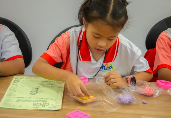 ภาพกิจกรรม  คณะวิทยาศาสตร์และเทคโนโลยี มหาวิทยาลัยราชภัฏกำแพงเพชร ร่วมกับโรงเรียนอนุบาลกำแพงเพชร จัดโครงการฝึกทักษะเพื่อพัฒนาอัจฉริยภาพวิทยาศาสตร์ กิจกรรมค่าย STEM ศึกษา