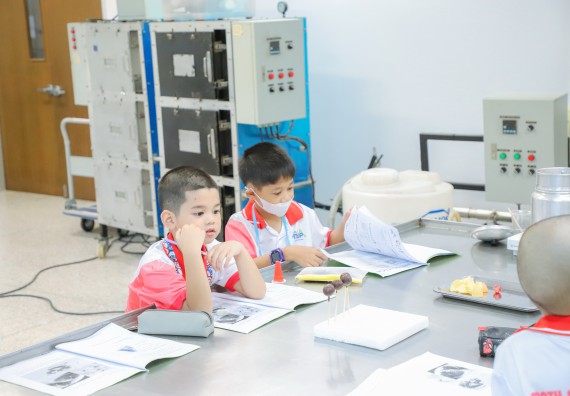 ภาพกิจกรรม  คณะวิทยาศาสตร์และเทคโนโลยี มหาวิทยาลัยราชภัฏกำแพงเพชร ร่วมกับโรงเรียนอนุบาลกำแพงเพชร จัดโครงการฝึกทักษะเพื่อพัฒนาอัจฉริยภาพวิทยาศาสตร์ กิจกรรมค่าย STEM ศึกษา