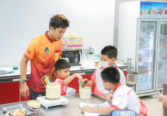 ภาพกิจกรรม  คณะวิทยาศาสตร์และเทคโนโลยี มหาวิทยาลัยราชภัฏกำแพงเพชร ร่วมกับโรงเรียนอนุบาลกำแพงเพชร จัดโครงการฝึกทักษะเพื่อพัฒนาอัจฉริยภาพวิทยาศาสตร์ กิจกรรมค่าย STEM ศึกษา