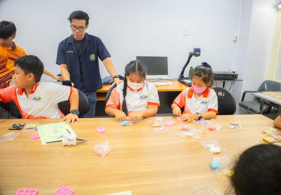 ภาพกิจกรรม  คณะวิทยาศาสตร์และเทคโนโลยี มหาวิทยาลัยราชภัฏกำแพงเพชร ร่วมกับโรงเรียนอนุบาลกำแพงเพชร จัดโครงการฝึกทักษะเพื่อพัฒนาอัจฉริยภาพวิทยาศาสตร์ กิจกรรมค่าย STEM ศึกษา