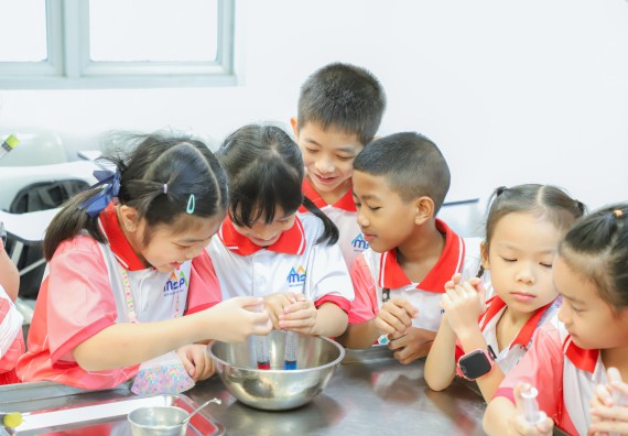 ภาพกิจกรรม  คณะวิทยาศาสตร์และเทคโนโลยี มหาวิทยาลัยราชภัฏกำแพงเพชร ร่วมกับโรงเรียนอนุบาลกำแพงเพชร จัดโครงการฝึกทักษะเพื่อพัฒนาอัจฉริยภาพวิทยาศาสตร์ กิจกรรมค่าย STEM ศึกษา