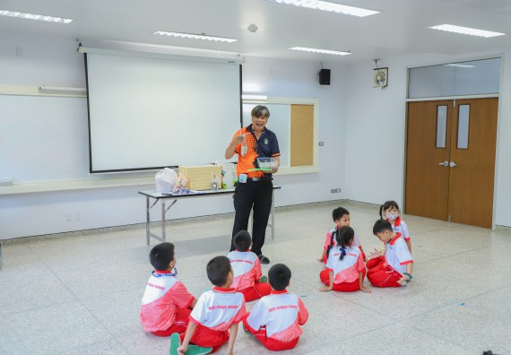 ภาพกิจกรรม  คณะวิทยาศาสตร์และเทคโนโลยี มหาวิทยาลัยราชภัฏกำแพงเพชร ร่วมกับโรงเรียนอนุบาลกำแพงเพชร จัดโครงการฝึกทักษะเพื่อพัฒนาอัจฉริยภาพวิทยาศาสตร์ กิจกรรมค่าย STEM ศึกษา