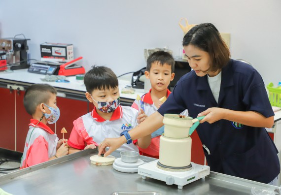 ภาพกิจกรรม  คณะวิทยาศาสตร์และเทคโนโลยี มหาวิทยาลัยราชภัฏกำแพงเพชร ร่วมกับโรงเรียนอนุบาลกำแพงเพชร จัดโครงการฝึกทักษะเพื่อพัฒนาอัจฉริยภาพวิทยาศาสตร์ กิจกรรมค่าย STEM ศึกษา