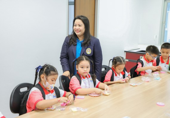 ภาพกิจกรรม  คณะวิทยาศาสตร์และเทคโนโลยี มหาวิทยาลัยราชภัฏกำแพงเพชร ร่วมกับโรงเรียนอนุบาลกำแพงเพชร จัดโครงการฝึกทักษะเพื่อพัฒนาอัจฉริยภาพวิทยาศาสตร์ กิจกรรมค่าย STEM ศึกษา