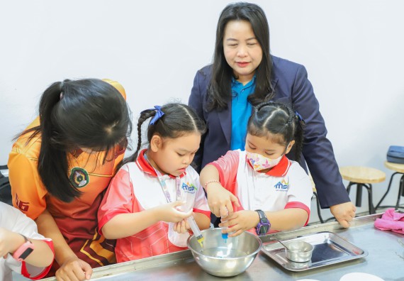 ภาพกิจกรรม  คณะวิทยาศาสตร์และเทคโนโลยี มหาวิทยาลัยราชภัฏกำแพงเพชร ร่วมกับโรงเรียนอนุบาลกำแพงเพชร จัดโครงการฝึกทักษะเพื่อพัฒนาอัจฉริยภาพวิทยาศาสตร์ กิจกรรมค่าย STEM ศึกษา