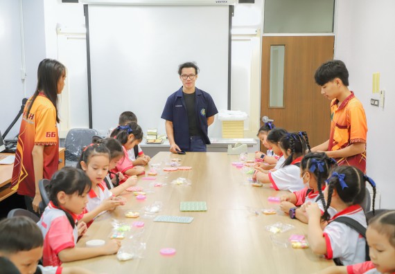 ภาพกิจกรรม  คณะวิทยาศาสตร์และเทคโนโลยี มหาวิทยาลัยราชภัฏกำแพงเพชร ร่วมกับโรงเรียนอนุบาลกำแพงเพชร จัดโครงการฝึกทักษะเพื่อพัฒนาอัจฉริยภาพวิทยาศาสตร์ กิจกรรมค่าย STEM ศึกษา