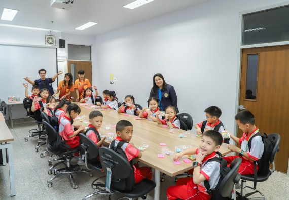 ภาพกิจกรรม  คณะวิทยาศาสตร์และเทคโนโลยี มหาวิทยาลัยราชภัฏกำแพงเพชร ร่วมกับโรงเรียนอนุบาลกำแพงเพชร จัดโครงการฝึกทักษะเพื่อพัฒนาอัจฉริยภาพวิทยาศาสตร์ กิจกรรมค่าย STEM ศึกษา