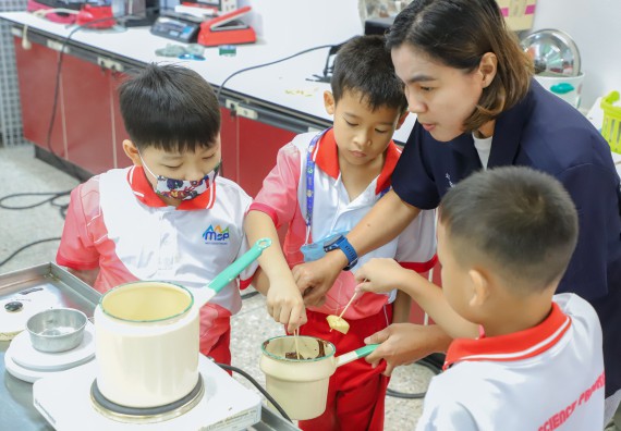 ภาพกิจกรรม  คณะวิทยาศาสตร์และเทคโนโลยี มหาวิทยาลัยราชภัฏกำแพงเพชร ร่วมกับโรงเรียนอนุบาลกำแพงเพชร จัดโครงการฝึกทักษะเพื่อพัฒนาอัจฉริยภาพวิทยาศาสตร์ กิจกรรมค่าย STEM ศึกษา