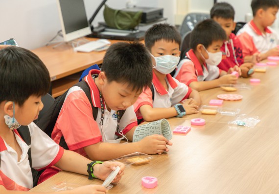 ภาพกิจกรรม  คณะวิทยาศาสตร์และเทคโนโลยี มหาวิทยาลัยราชภัฏกำแพงเพชร ร่วมกับโรงเรียนอนุบาลกำแพงเพชร จัดโครงการฝึกทักษะเพื่อพัฒนาอัจฉริยภาพวิทยาศาสตร์ กิจกรรมค่าย STEM ศึกษา