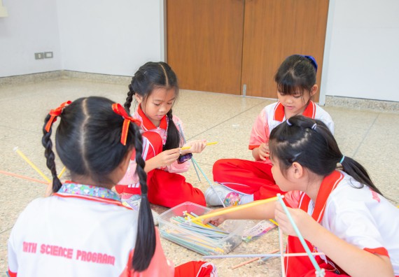 ภาพกิจกรรม  คณะวิทยาศาสตร์และเทคโนโลยี มหาวิทยาลัยราชภัฏกำแพงเพชร ร่วมกับโรงเรียนอนุบาลกำแพงเพชร จัดโครงการฝึกทักษะเพื่อพัฒนาอัจฉริยภาพวิทยาศาสตร์ กิจกรรมค่าย STEM ศึกษา