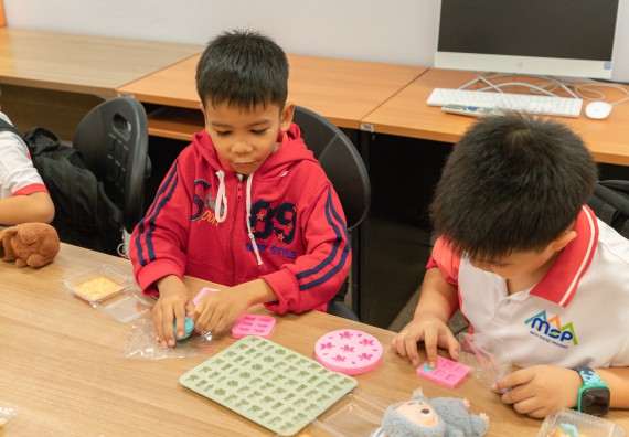 ภาพกิจกรรม  คณะวิทยาศาสตร์และเทคโนโลยี มหาวิทยาลัยราชภัฏกำแพงเพชร ร่วมกับโรงเรียนอนุบาลกำแพงเพชร จัดโครงการฝึกทักษะเพื่อพัฒนาอัจฉริยภาพวิทยาศาสตร์ กิจกรรมค่าย STEM ศึกษา