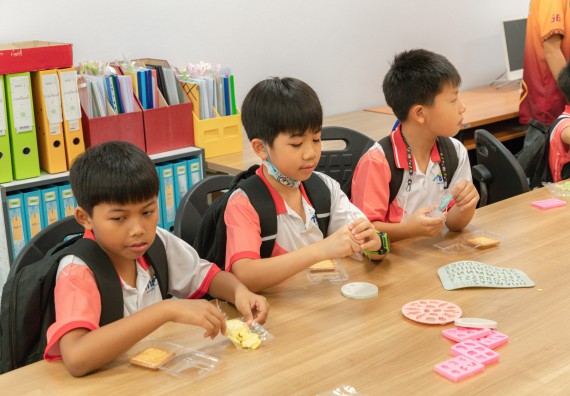 ภาพกิจกรรม  คณะวิทยาศาสตร์และเทคโนโลยี มหาวิทยาลัยราชภัฏกำแพงเพชร ร่วมกับโรงเรียนอนุบาลกำแพงเพชร จัดโครงการฝึกทักษะเพื่อพัฒนาอัจฉริยภาพวิทยาศาสตร์ กิจกรรมค่าย STEM ศึกษา