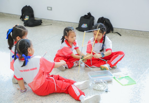 ภาพกิจกรรม  คณะวิทยาศาสตร์และเทคโนโลยี มหาวิทยาลัยราชภัฏกำแพงเพชร ร่วมกับโรงเรียนอนุบาลกำแพงเพชร จัดโครงการฝึกทักษะเพื่อพัฒนาอัจฉริยภาพวิทยาศาสตร์ กิจกรรมค่าย STEM ศึกษา