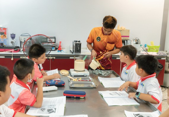 ภาพกิจกรรม  คณะวิทยาศาสตร์และเทคโนโลยี มหาวิทยาลัยราชภัฏกำแพงเพชร ร่วมกับโรงเรียนอนุบาลกำแพงเพชร จัดโครงการฝึกทักษะเพื่อพัฒนาอัจฉริยภาพวิทยาศาสตร์ กิจกรรมค่าย STEM ศึกษา