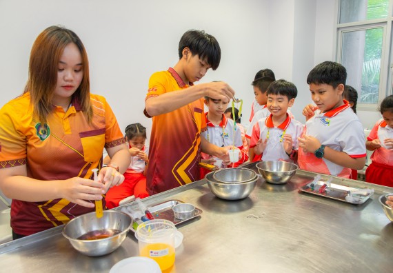 ภาพกิจกรรม  คณะวิทยาศาสตร์และเทคโนโลยี มหาวิทยาลัยราชภัฏกำแพงเพชร ร่วมกับโรงเรียนอนุบาลกำแพงเพชร จัดโครงการฝึกทักษะเพื่อพัฒนาอัจฉริยภาพวิทยาศาสตร์ กิจกรรมค่าย STEM ศึกษา