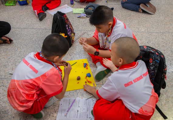 ภาพกิจกรรม  คณะวิทยาศาสตร์และเทคโนโลยี มหาวิทยาลัยราชภัฏกำแพงเพชร ร่วมกับโรงเรียนอนุบาลกำแพงเพชร จัดโครงการฝึกทักษะเพื่อพัฒนาอัจฉริยภาพวิทยาศาสตร์ กิจกรรมค่าย STEM ศึกษา