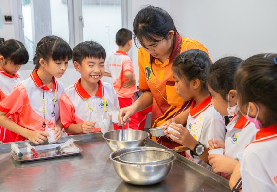 ภาพกิจกรรม  คณะวิทยาศาสตร์และเทคโนโลยี มหาวิทยาลัยราชภัฏกำแพงเพชร ร่วมกับโรงเรียนอนุบาลกำแพงเพชร จัดโครงการฝึกทักษะเพื่อพัฒนาอัจฉริยภาพวิทยาศาสตร์ กิจกรรมค่าย STEM ศึกษา