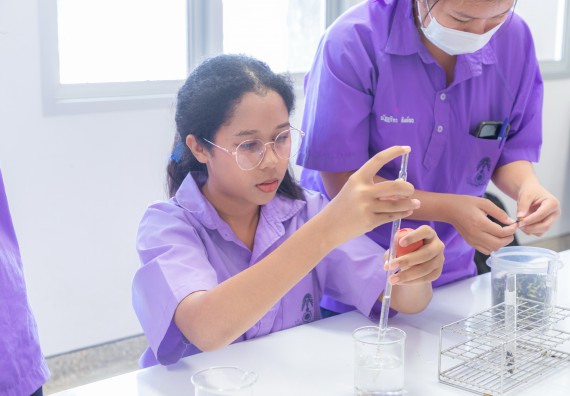 คณะวิทยาศาสตร์และเทคโนโลยี มหาวิทยาลัยราชภัฏกำแพงเพชร ร่วมกับกลุ่มสาระการเรียนรู้วิทยาศาสตร์และเทคโนโลยี โรงเรียนขาณุวิทยา จัดกิจกรรมการอบรมเชิงปฏิบัติการบูรณาการความรู้วิทยาศาสตร์