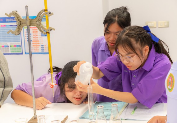 คณะวิทยาศาสตร์และเทคโนโลยี มหาวิทยาลัยราชภัฏกำแพงเพชร ร่วมกับกลุ่มสาระการเรียนรู้วิทยาศาสตร์และเทคโนโลยี โรงเรียนขาณุวิทยา จัดกิจกรรมการอบรมเชิงปฏิบัติการบูรณาการความรู้วิทยาศาสตร์