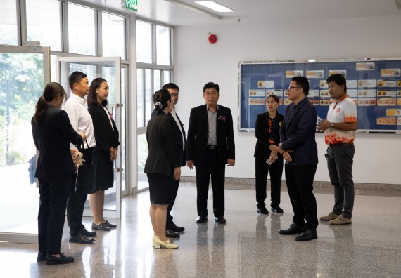 ภาพกิจกรรม  คณะวิทยาศาสตร์และเทคโนโลยี ต้อนรับคณะผู้บริหารวิทยาลัยอาชีวศึกษาและเทคนิคสิบสองปันนา ประเทศสาธารณรัฐ ประชาชนจีน เข้าเยี่ยมชมห้องปฏิบัติการทางวิทยาศาสตร์