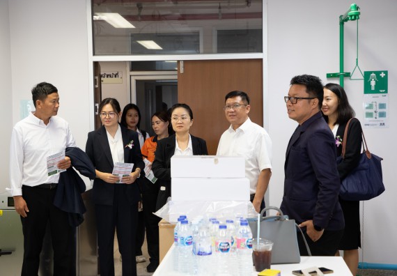 ภาพกิจกรรม  คณะวิทยาศาสตร์และเทคโนโลยี ต้อนรับคณะผู้บริหารวิทยาลัยอาชีวศึกษาและเทคนิคสิบสองปันนา ประเทศสาธารณรัฐ ประชาชนจีน เข้าเยี่ยมชมห้องปฏิบัติการทางวิทยาศาสตร์